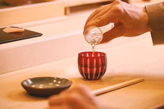 日本酒を注ぐシーン